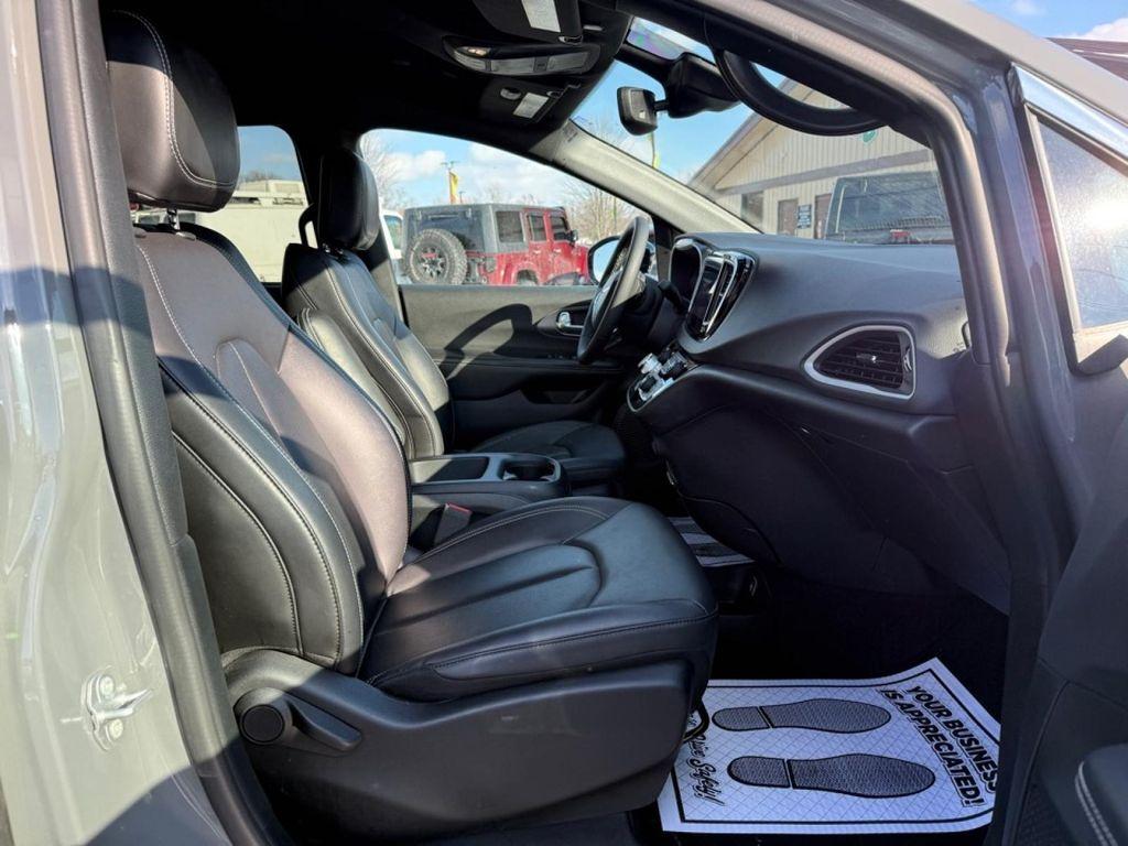 used 2025 Chrysler Pacifica car