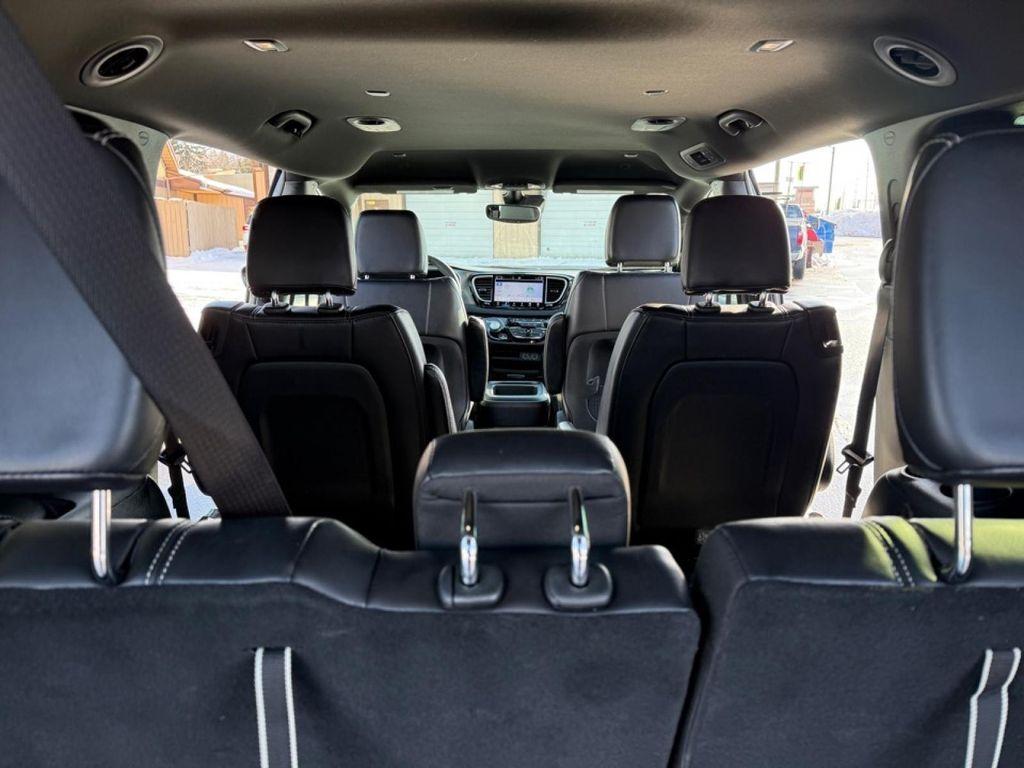 used 2025 Chrysler Pacifica car