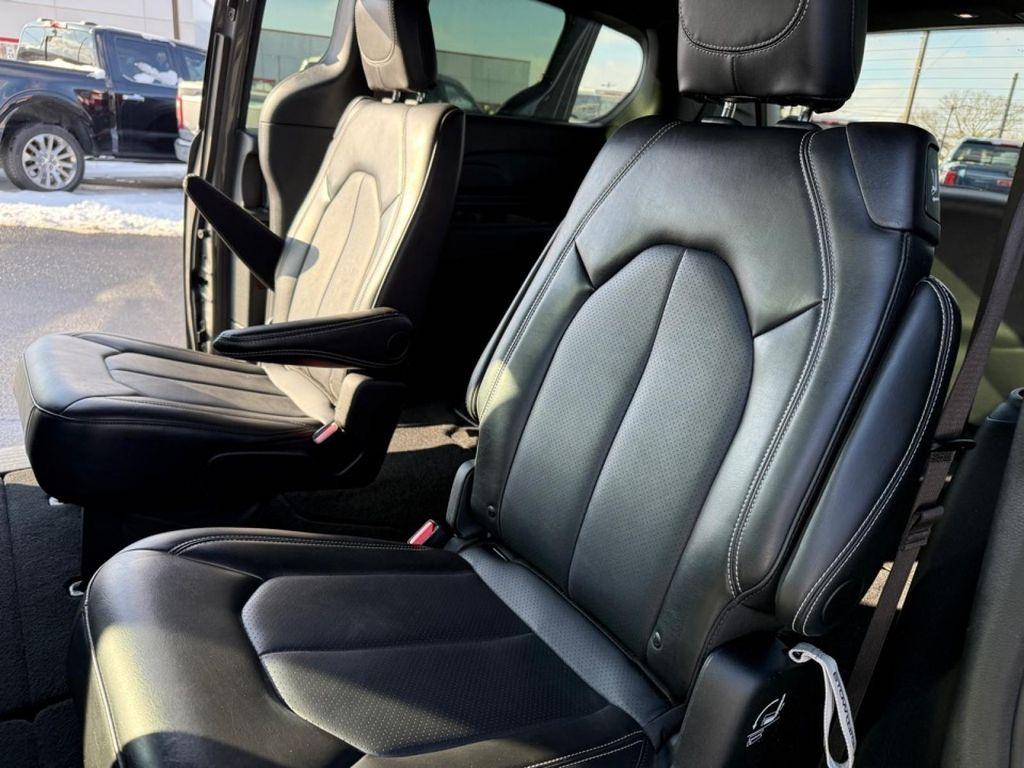 used 2025 Chrysler Pacifica car