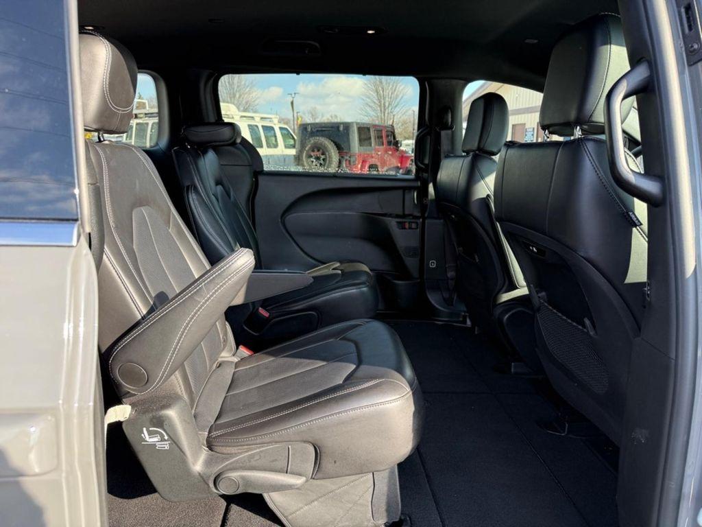 used 2025 Chrysler Pacifica car
