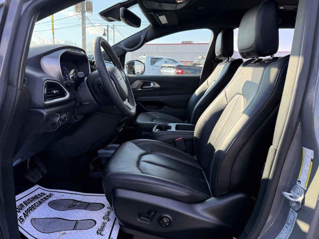 used 2025 Chrysler Pacifica car