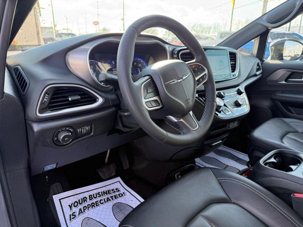 used 2025 Chrysler Pacifica car