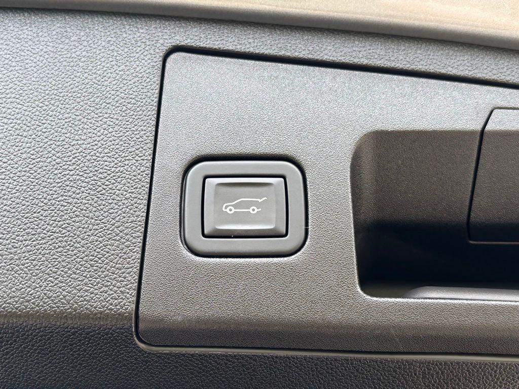 used 2023 Cadillac XT4 car, priced at $24,491