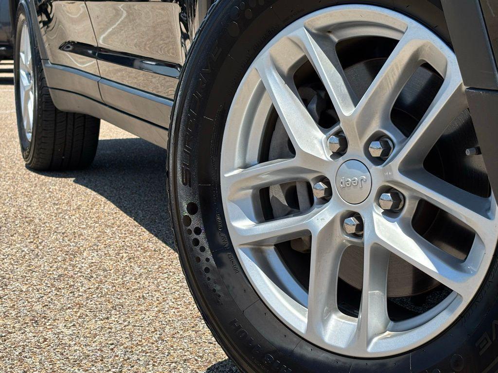 used 2023 Jeep Grand Cherokee L car, priced at $25,991