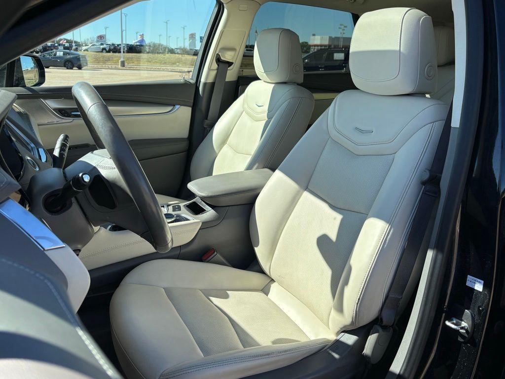 used 2022 Cadillac XT5 car, priced at $24,456