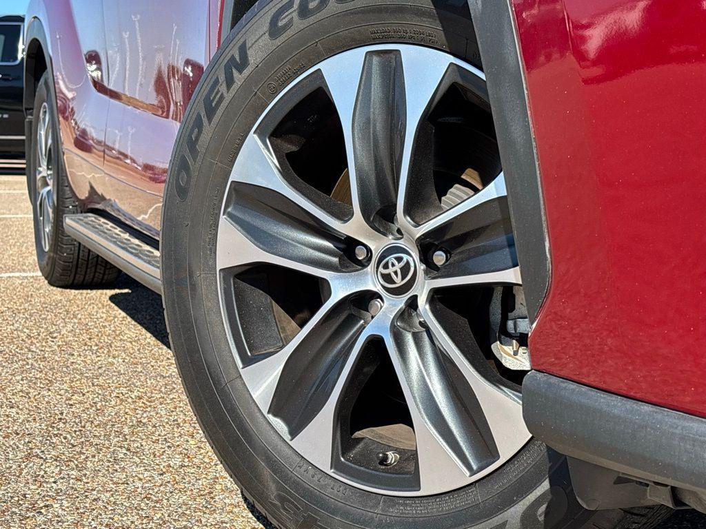 used 2024 Toyota Highlander car, priced at $39,239