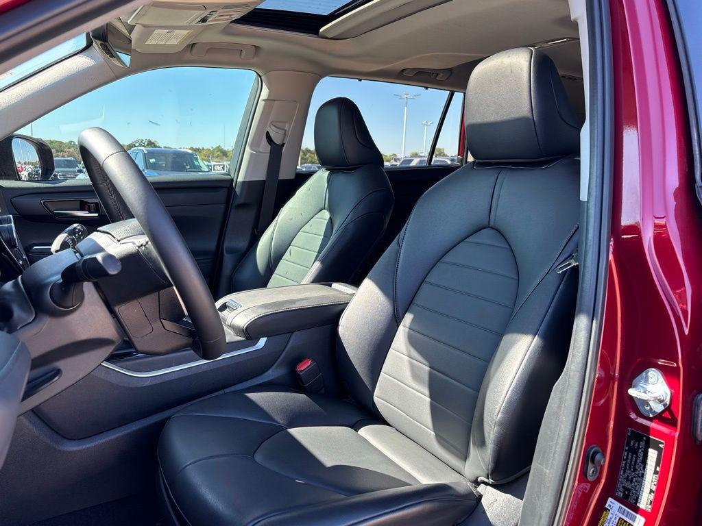 used 2024 Toyota Highlander car, priced at $39,239