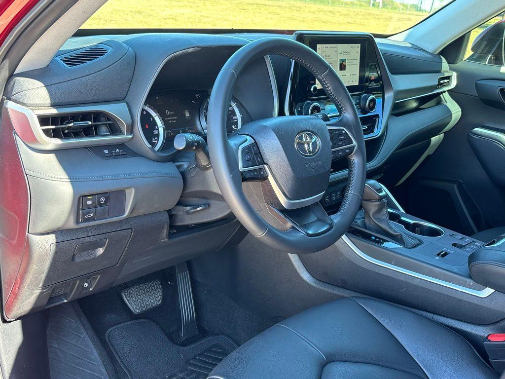 used 2024 Toyota Highlander car, priced at $39,239