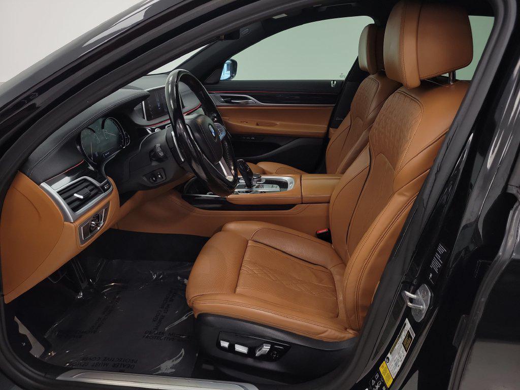 BMW 7 Series view 11