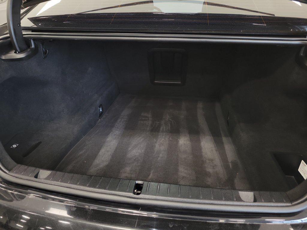 BMW 7 Series view 26
