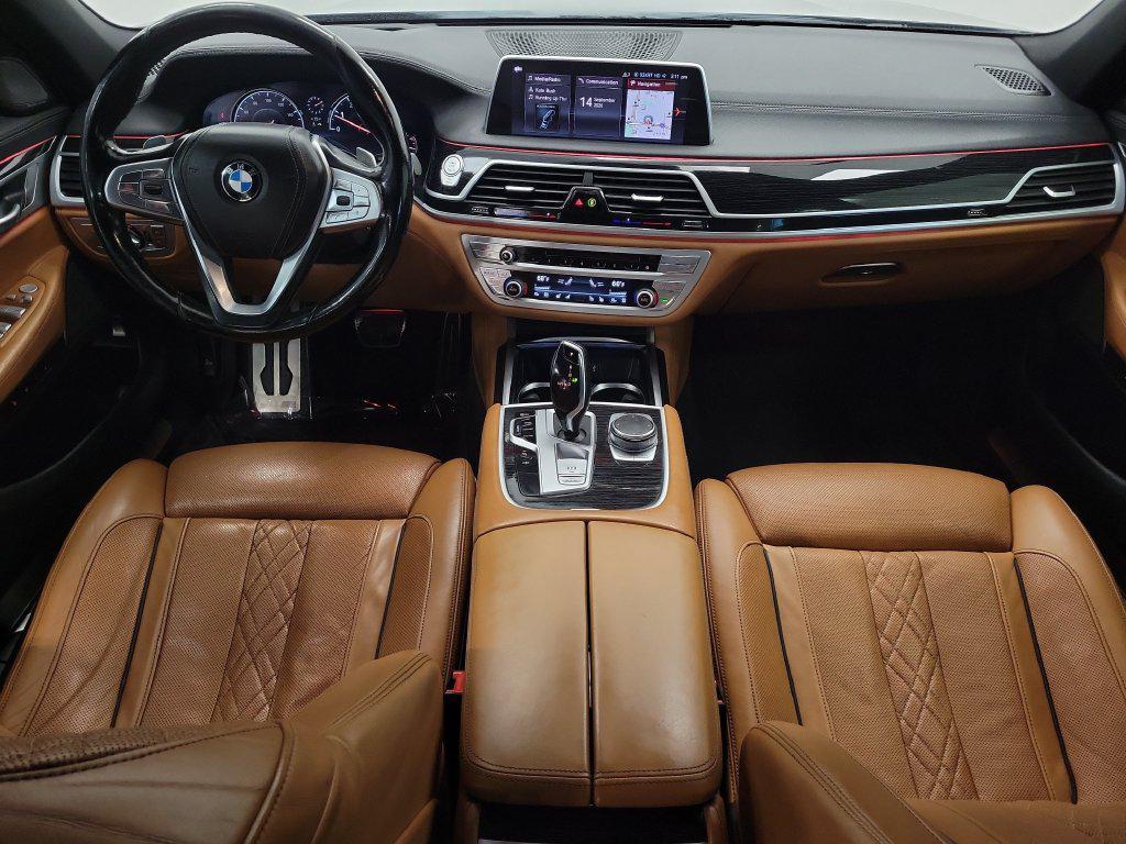 BMW 7 Series view 13