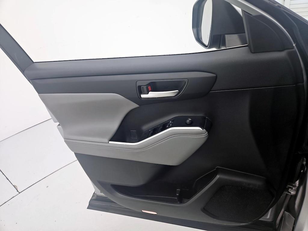 used 2024 Toyota Highlander car, priced at $31,998