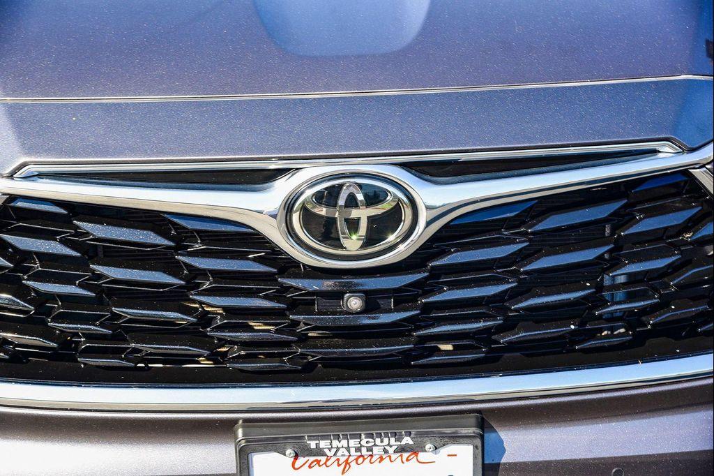 used 2022 Toyota Highlander car, priced at $37,491