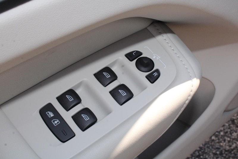 new 2025 Volvo XC60 Plug-In Hybrid car, priced at $49,975