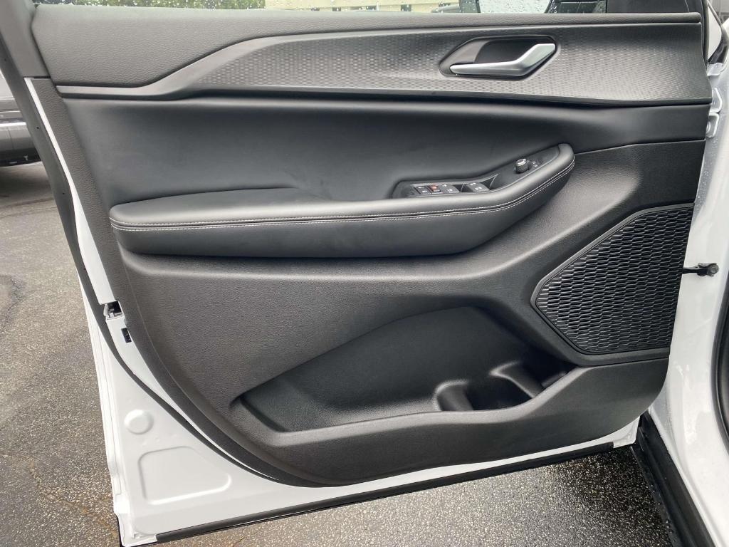 used 2024 Jeep Grand Cherokee car, priced at $26,997