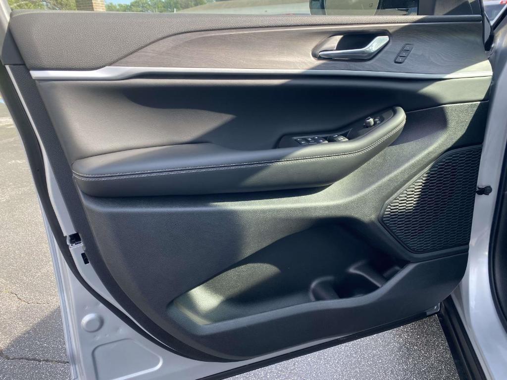 new 2025 Jeep Grand Cherokee car, priced at $49,128