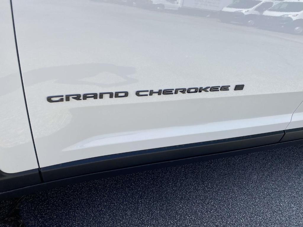 new 2025 Jeep Grand Cherokee car, priced at $40,028