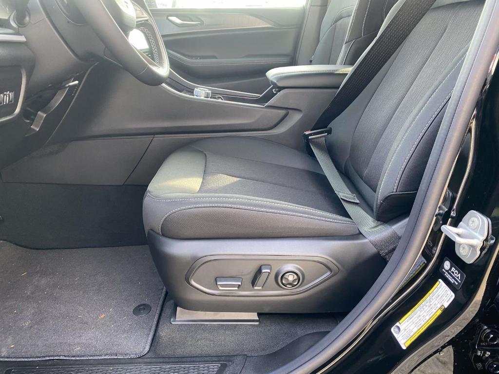 new 2025 Jeep Grand Cherokee car, priced at $35,118