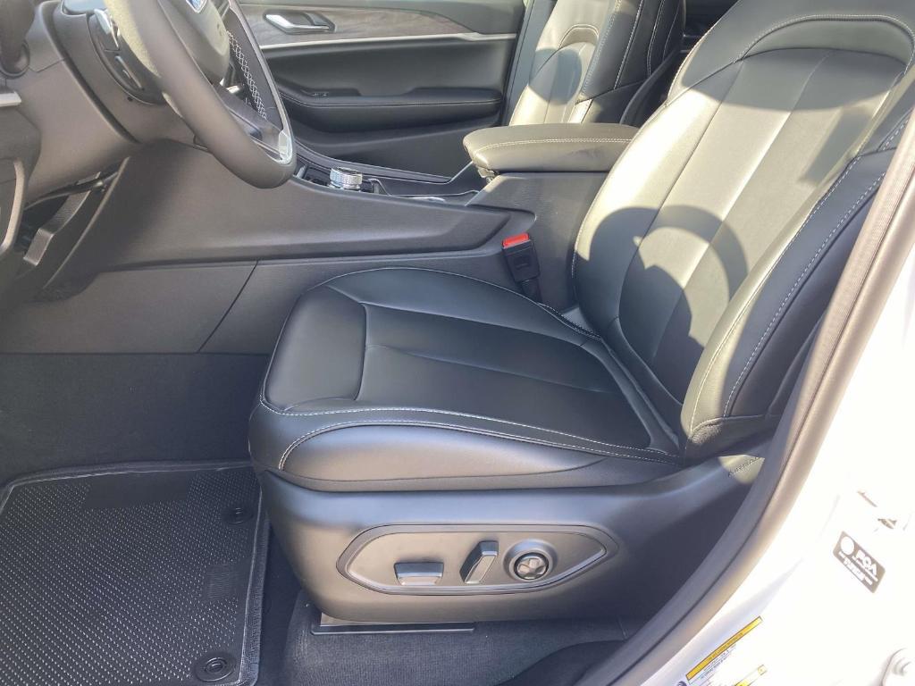 new 2025 Jeep Grand Cherokee car, priced at $48,533