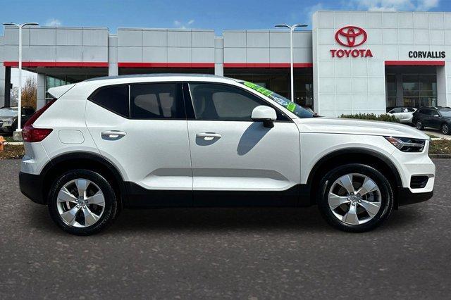 2022 Crystal White Metallic Volvo XC40