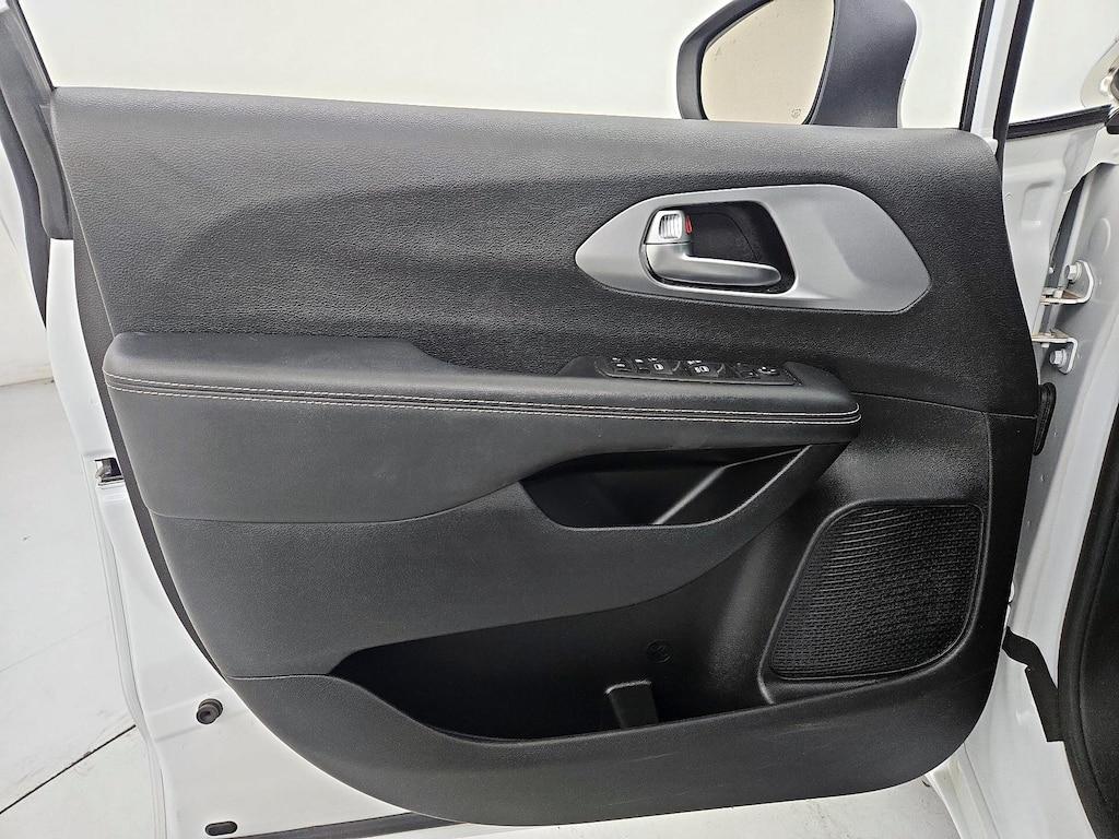 used 2023 Chrysler Pacifica car, priced at $24,998