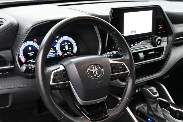 used 2025 Toyota Highlander car, priced at $46,990
