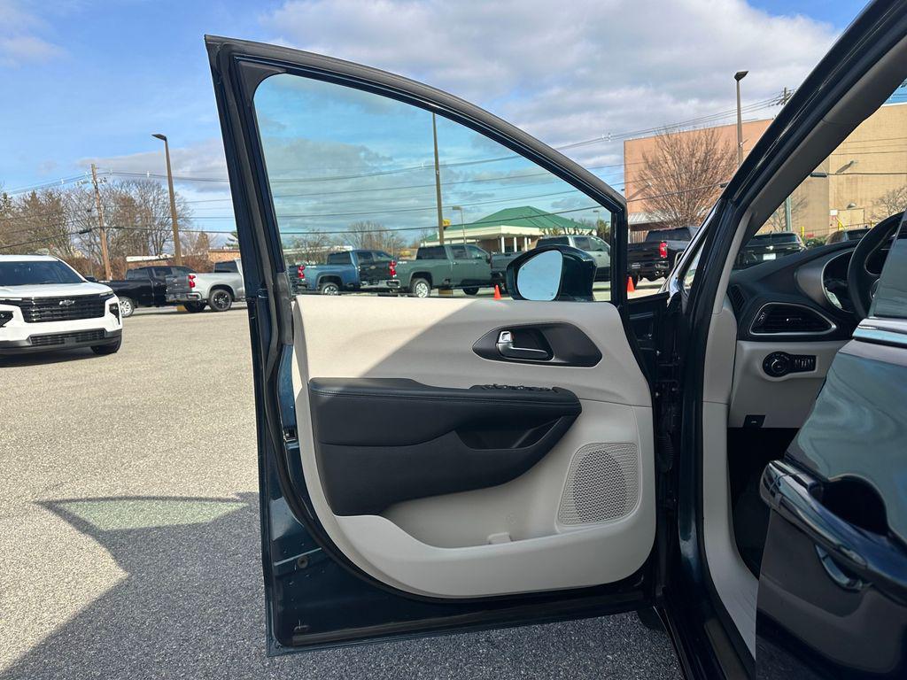 used 2021 Chrysler Pacifica car, priced at $20,985