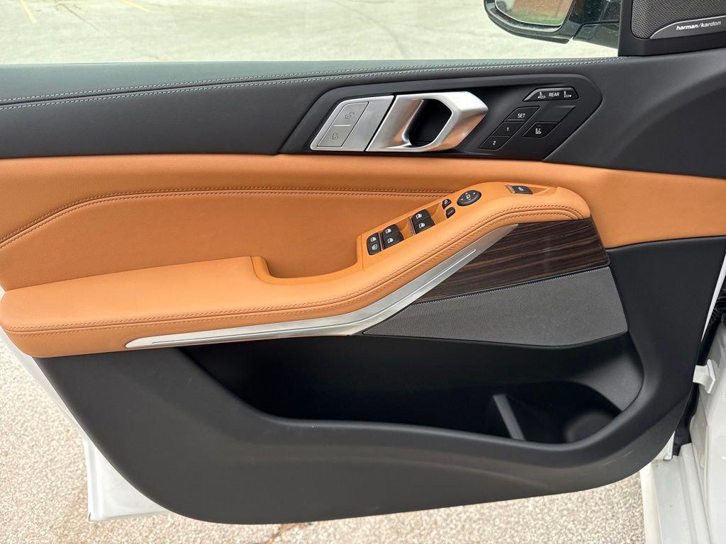 new 2026 BMW X7 car, priced at $100,040