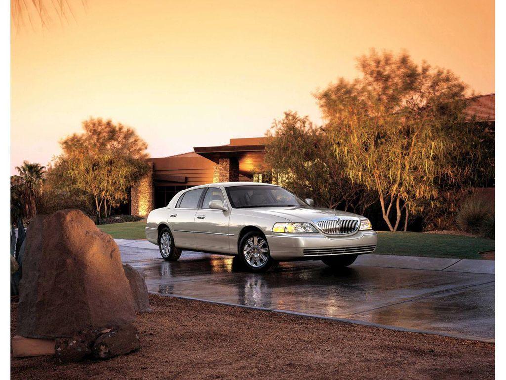 used 2006 Lincoln Town Car car, priced at $8,357