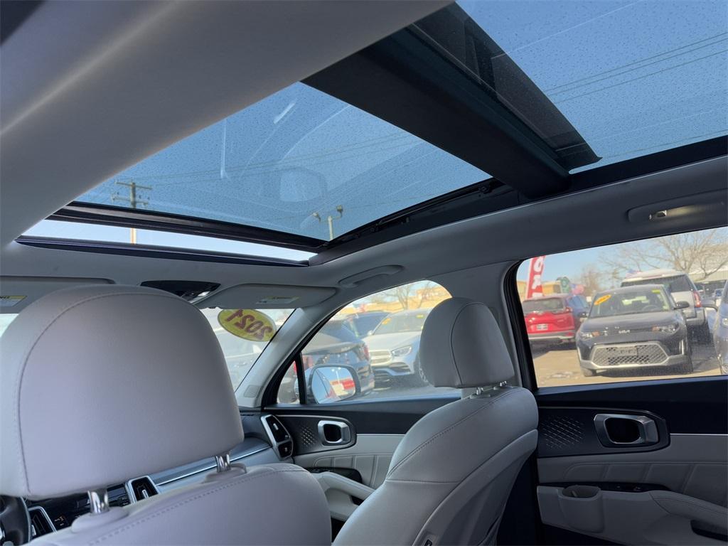 used 2022 Kia Sorento Plug-In Hybrid car, priced at $27,678