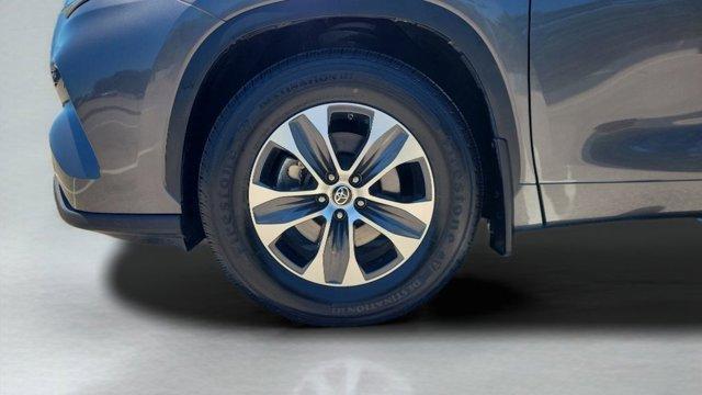 used 2022 Toyota Highlander car, priced at $31,360
