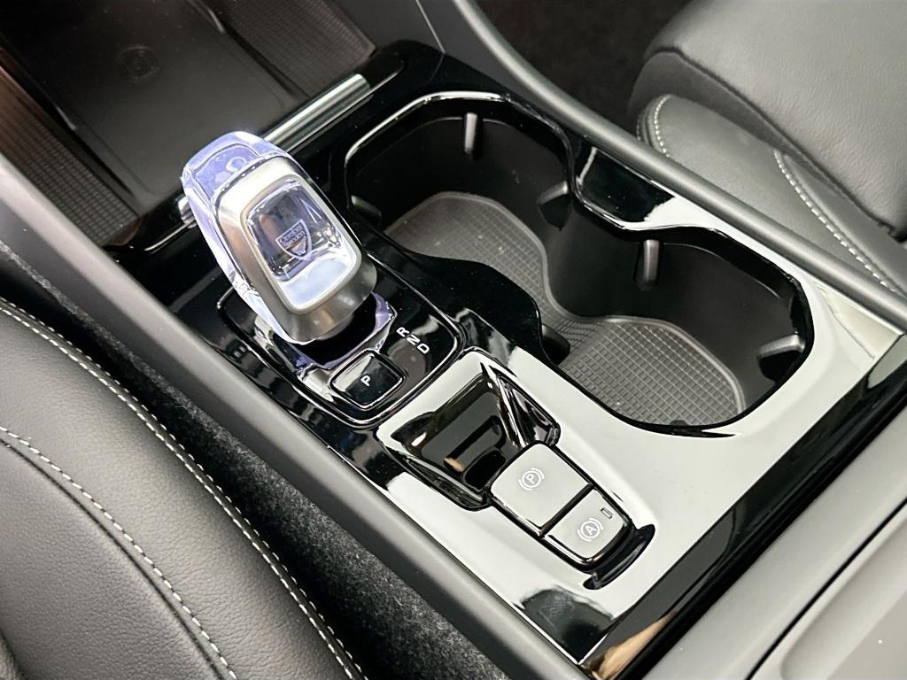 new 2025 Volvo XC40 car, priced at $39,315