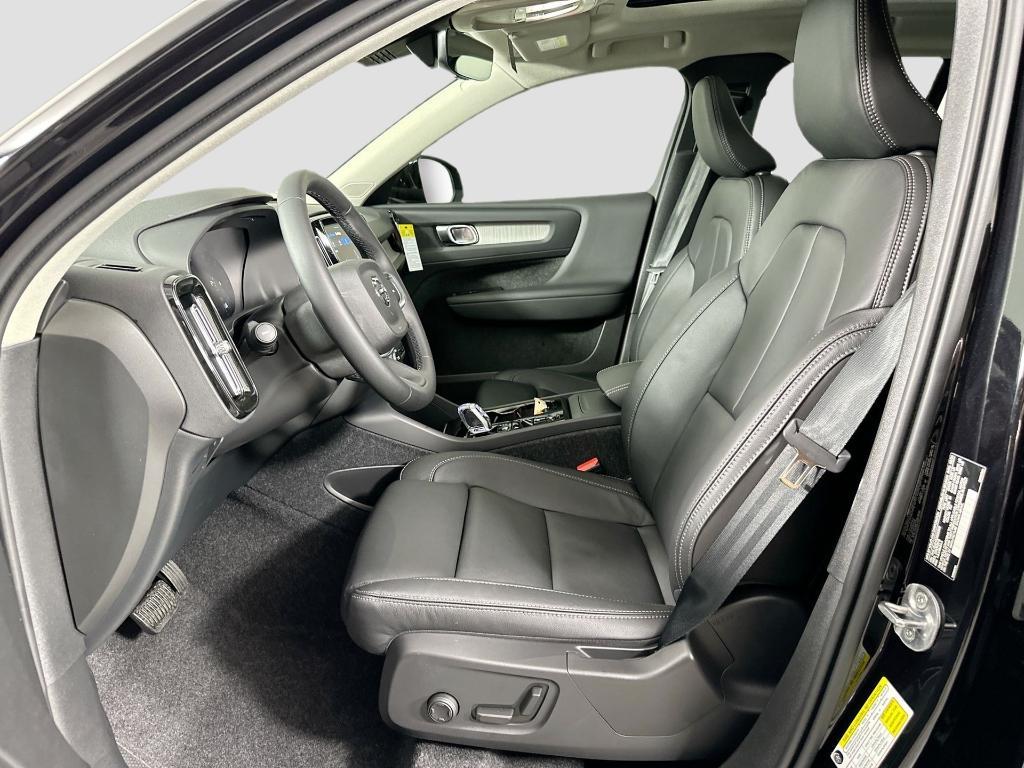 new 2025 Volvo XC40 car, priced at $39,315