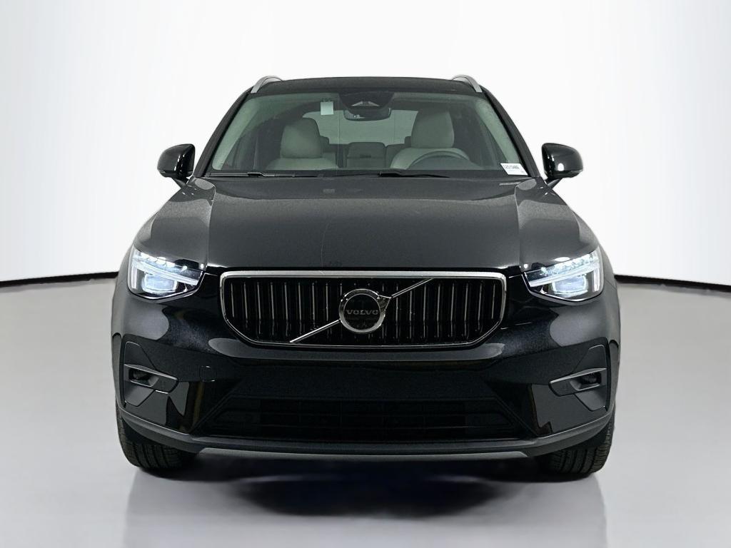 new 2025 Volvo XC40 car, priced at $39,315
