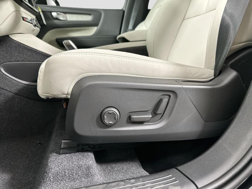 new 2025 Volvo XC40 car, priced at $39,315