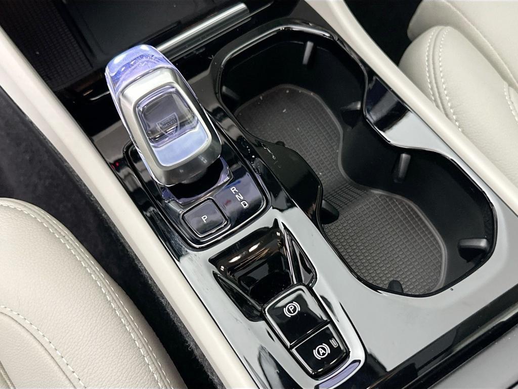 new 2025 Volvo XC40 car, priced at $39,315