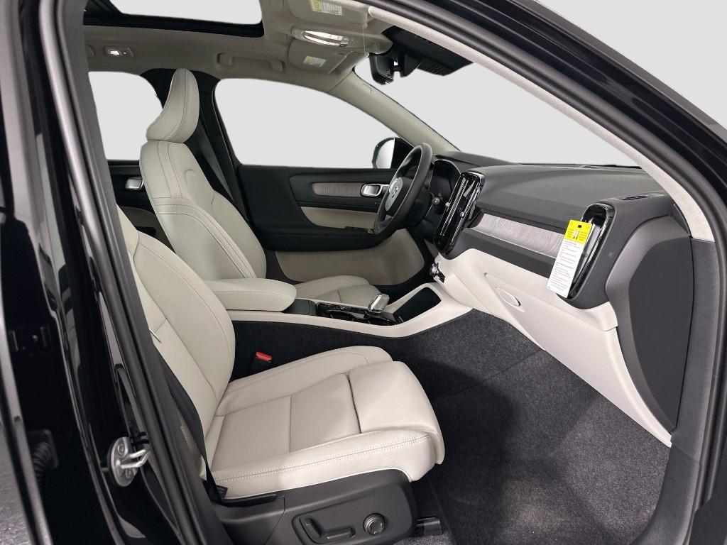 new 2025 Volvo XC40 car, priced at $39,315