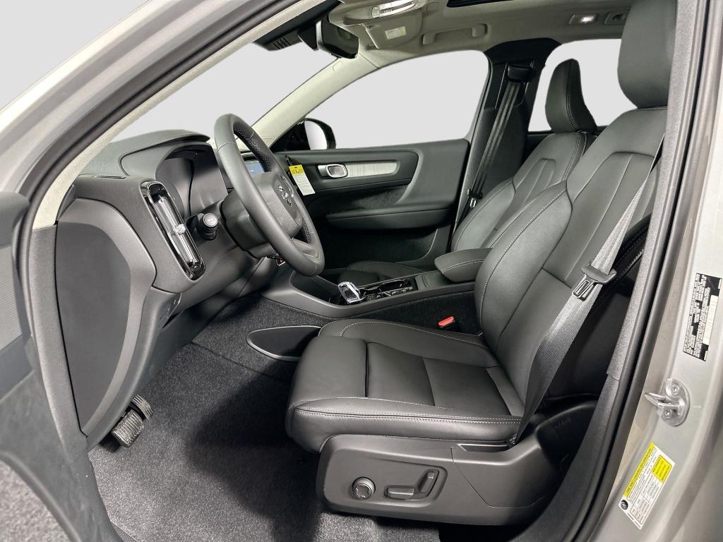 new 2025 Volvo XC40 car, priced at $39,820