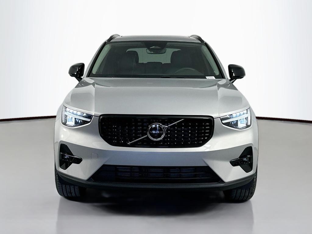 new 2025 Volvo XC40 car, priced at $39,820