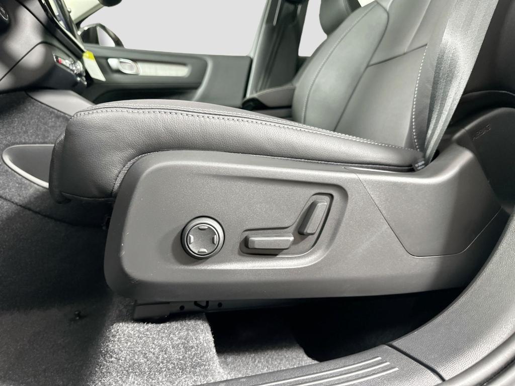 new 2025 Volvo XC40 car, priced at $39,820