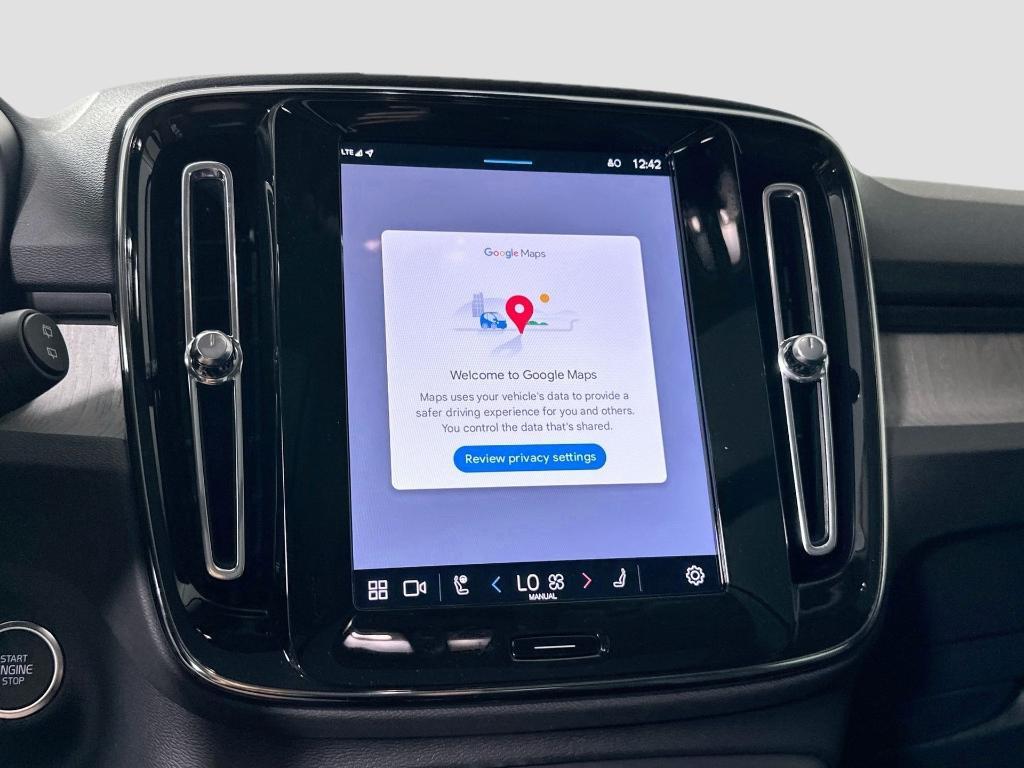 new 2025 Volvo XC40 car, priced at $39,820