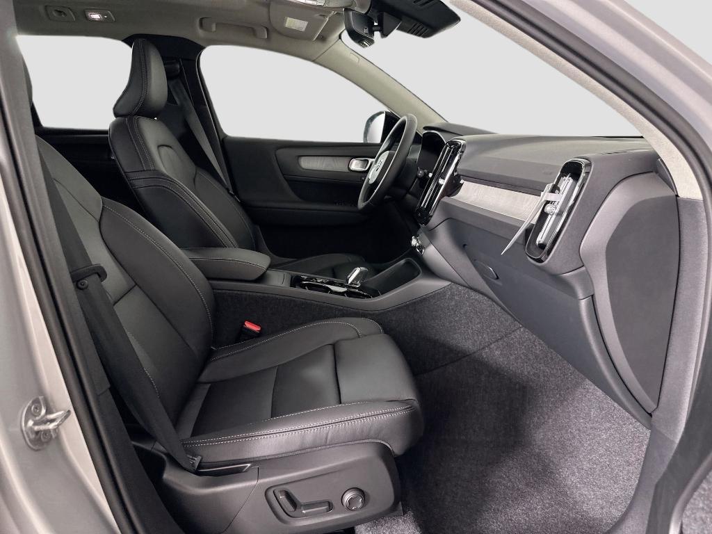 new 2025 Volvo XC40 car, priced at $39,820