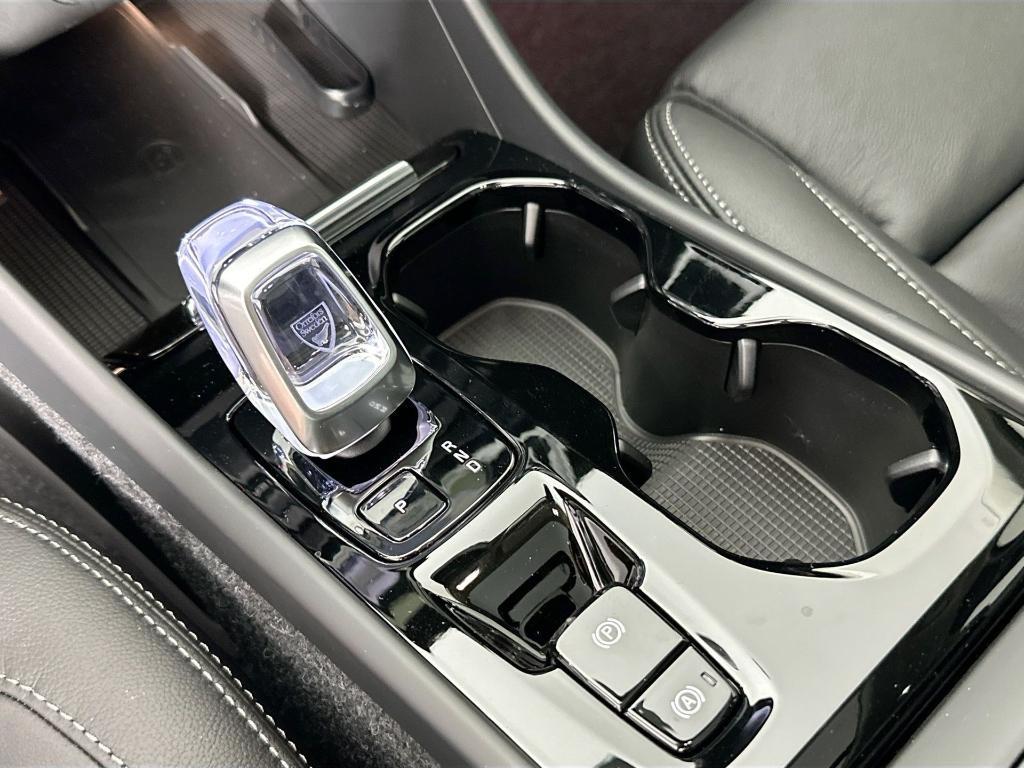 new 2025 Volvo XC40 car, priced at $39,820