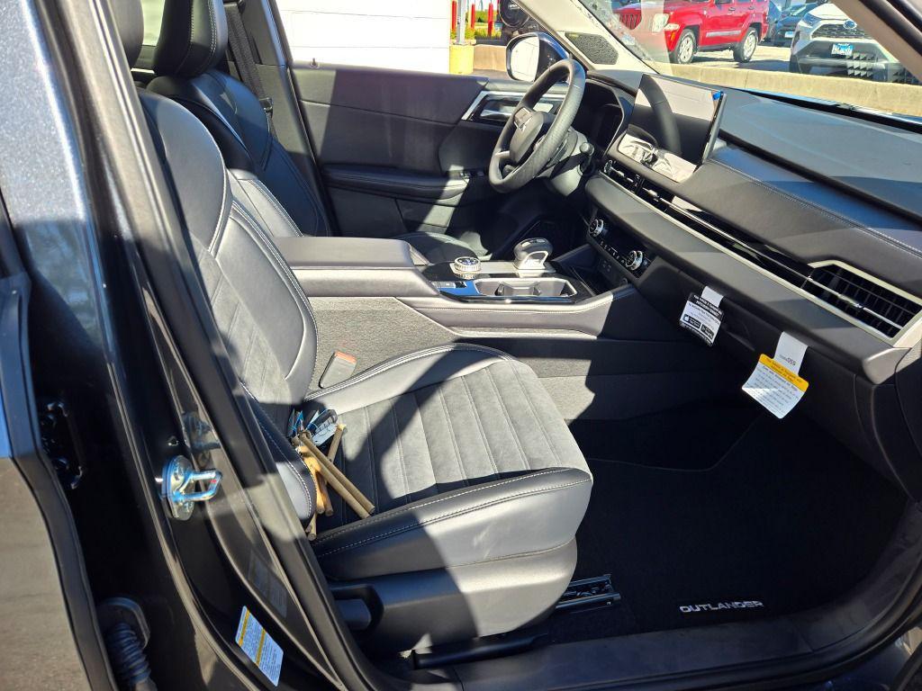 new 2025 Mitsubishi Outlander car, priced at $36,365