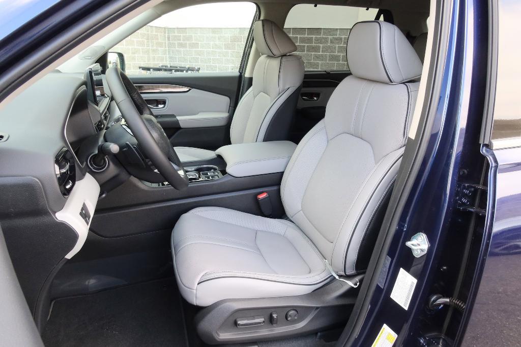 new 2025 Honda Pilot car, priced at $54,575