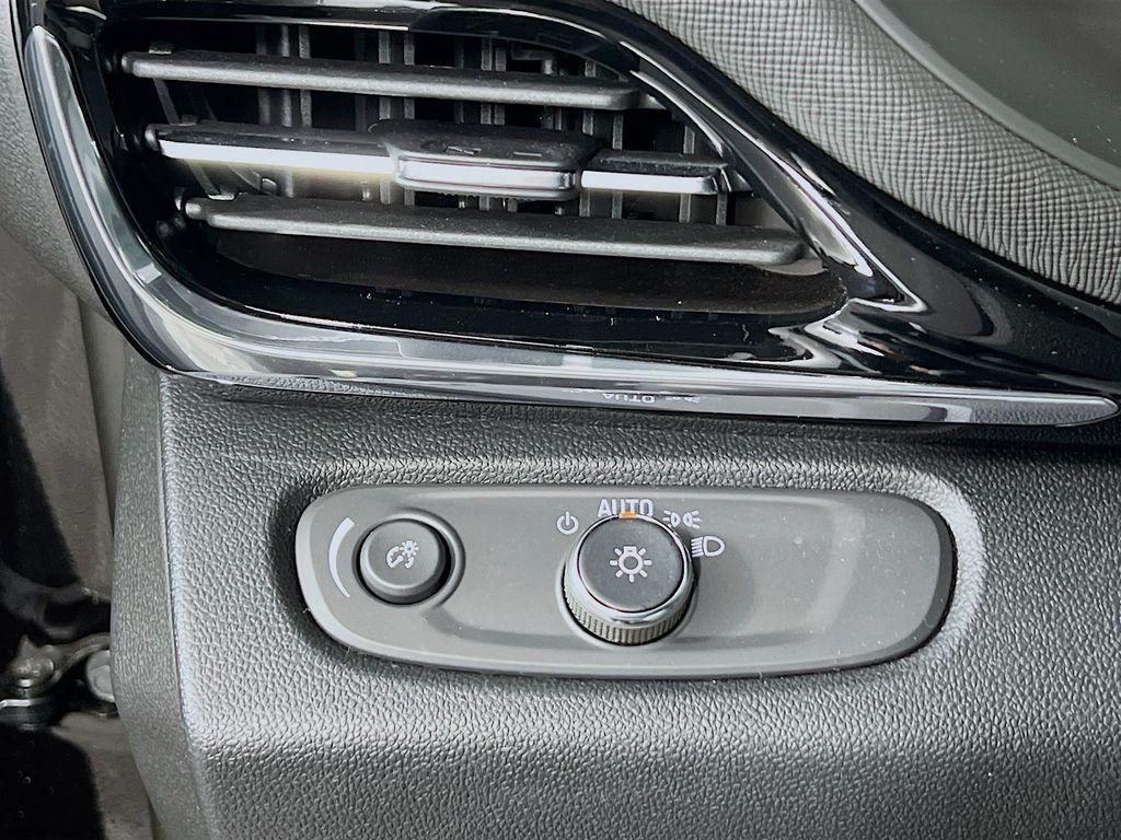 new 2025 Buick Envista car, priced at $28,130