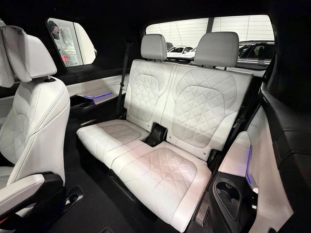 BMW X7 view 18
