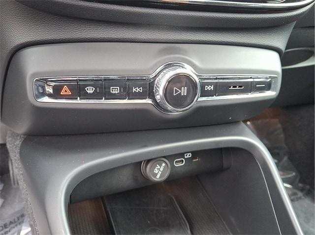 used 2025 Volvo XC40 car