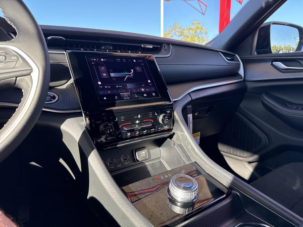 new 2025 Jeep Grand Cherokee car, priced at $42,870