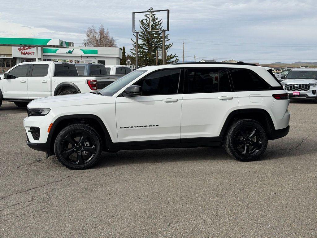 used 2024 Jeep Grand Cherokee car, priced at $33,999